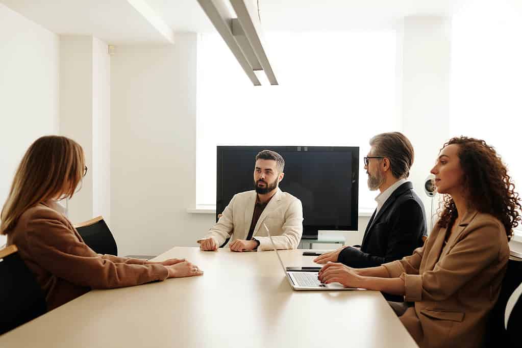 persone che discutono su: Assegnazioni, cessioni e trasformazioni agevolate